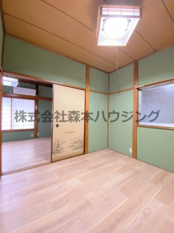 【洋室】 | 　大東市寺川5丁目戸建貸家 | 落ち着いた色調の洋室です
2階