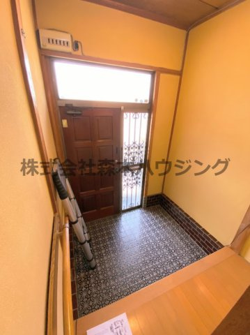 【玄関】 | 　大東市寺川5丁目戸建貸家 | ゆったりとした玄関です