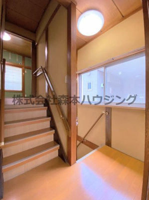 【内装】 | 　大東市寺川5丁目戸建貸家 | 室内階段部分です