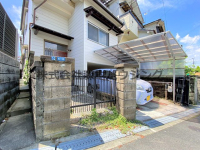 【エントランス】 | 　大東市寺川5丁目戸建貸家 | ゆとりのあるエントランスです