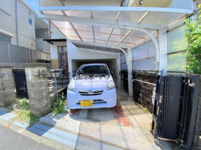 【駐車場】 | 　大東市寺川5丁目戸建貸家 | 駐車場に車を止められます
※ダイハツミライースを停めたイメージです。現地サイズ確認をお願いします。