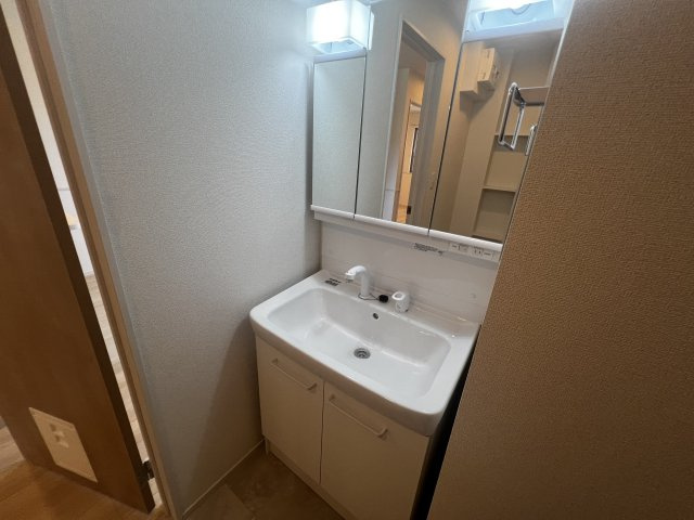 洗面所内に洗濯機置き場あり♪