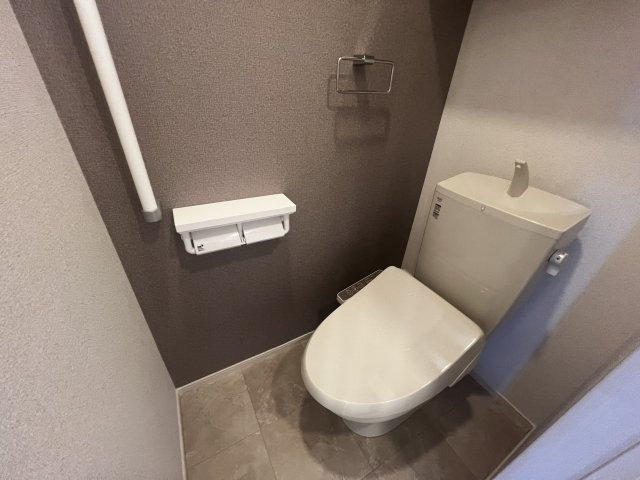 温水洗浄便座付きのトイレです♪