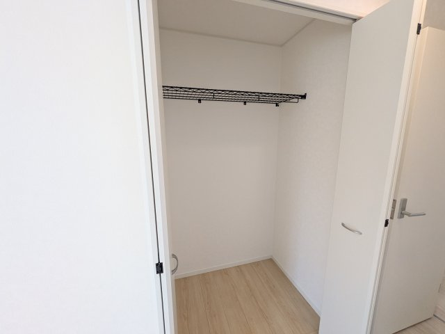 水戸市笠原町　第6　新築戸建ての収納|大容量のクローゼットを完備。衣類から季節家電までスッキリ片付き、空間を有効活用できます。