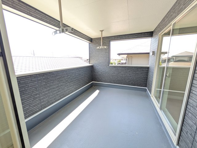 水戸市笠原町　第6　新築戸建てのバルコニー|人気のインナーバルコニー。室内と一体感があり、雨の日のお子様の遊び場や、ペットの安全な外気浴スペースにも最適です♪