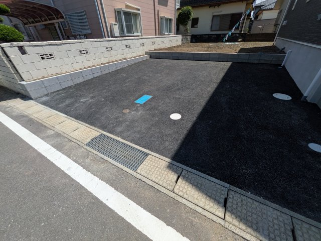 水戸市笠原町　第6　新築戸建ての駐車場|駐車2台可能で、出し入れしやすいゆとりのカースペース。
月々の駐車場代が不要な点も大きな魅力です。