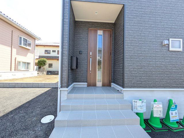水戸市笠原町　第6　新築戸建ての玄関|玄関ドアはカードキーで開閉も楽々♪
スマホでの開錠と施錠も可能です！
玄関上部には人感センサー付きのダウンライトがあるので、夜間の帰宅時に自動で点灯してくれます♪
防犯対策面にも一役買ってくれます！