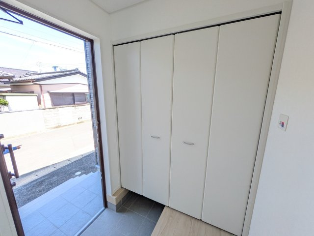 水戸市笠原町　第6　新築戸建ての玄関|家族全員の靴がスッキリ片付く大容量シューズボックス完備。お客様を気持ちよく迎えられる、明るく清潔感あふれる玄関です。