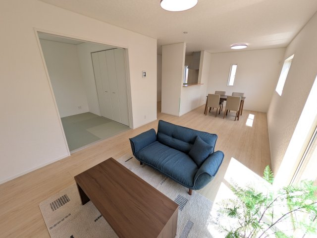水戸市笠原町　第6　新築戸建ての居間・リビング|家族の会話が自然と弾む、広々としたゆとりのLDK。南西向きの窓からたっぷりの光が射し込む明るく快適な空間です。