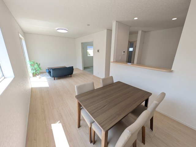 水戸市笠原町　第6　新築戸建ての居間・リビング|居心地の良いデザインと機能性を両立。ご友人を招いたり、趣味を楽しんだり、様々なシーンで活躍する団らんの中心地です。