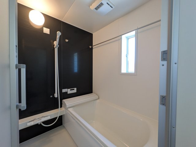 水戸市笠原町　第6　新築戸建ての浴室|1坪タイプのゆったりとしたバスルームは浴室暖房換気乾燥機付きで、どんな季節でも快適なバスタイムを満喫出来ます♪ 窓付きで明るく開放的なところも良いですね！