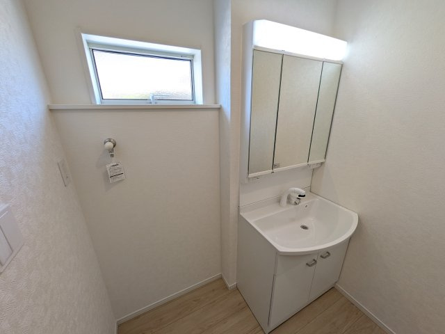 水戸市笠原町　第6　新築戸建ての独立洗面台|三面鏡の洗面化粧台はミラー扉の内側がすべて収納スペースになっており、収納力も魅力的です♪
ボックスティッシュも収納可能で、可変トレイは収納物に応じて高さ調整ができます！
取り外して洗えるので清潔です♪