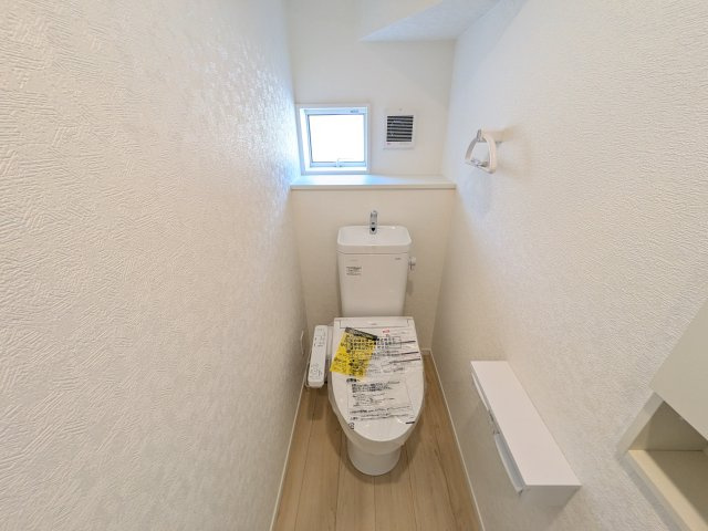 水戸市笠原町　第6　新築戸建てのトイレ|少ない水でもパワフルに洗浄する節水設計。清潔さと機能性を両立させた、毎日気持ち良く使えるトイレ空間です。