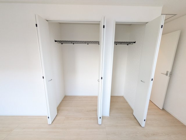 茨城町長岡　第4　新築戸建て　1号棟の収納|大容量のクローゼットを完備。衣類から季節家電までスッキリ片付き、空間を有効活用できます。