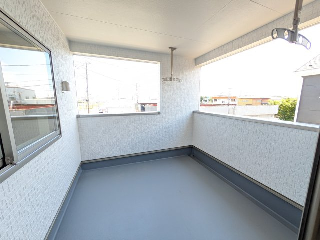 茨城町長岡　第4　新築戸建て　1号棟のバルコニー|人気のインナーバルコニー。室内と一体感があり、雨の日のお子様の遊び場や、ペットの安全な外気浴スペースにも最適です♪