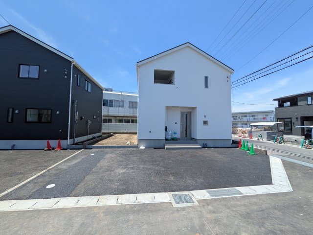 茨城町長岡　第4　新築戸建て　1号棟の前面道路含む現地写真|写真だけでは伝わらない快適さを、ぜひ現地で体感しませんか？
即日見学可能です！平日のご案内も可能です♪
お気軽にお問合せまたはお電話ください！
0297-86-8370まで【リアライズ不動産】