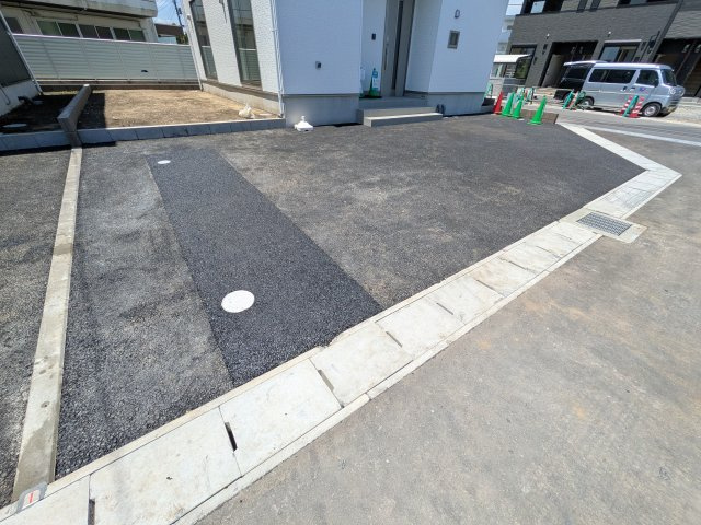 茨城町長岡　第4　新築戸建て　1号棟の駐車場|駐車4台可能で、出し入れしやすいゆとりのカースペース。
月々の駐車場代が不要な点も大きな魅力です。