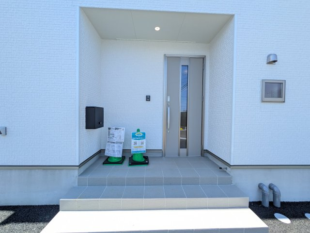 茨城町長岡　第4　新築戸建て　1号棟の玄関|玄関ドアはカードキーで開閉も楽々♪
スマホでの開錠と施錠も可能です！
玄関上部には人感センサー付きのダウンライトがあるので、夜間の帰宅時に自動で点灯してくれます♪
防犯対策面にも一役買ってくれます！