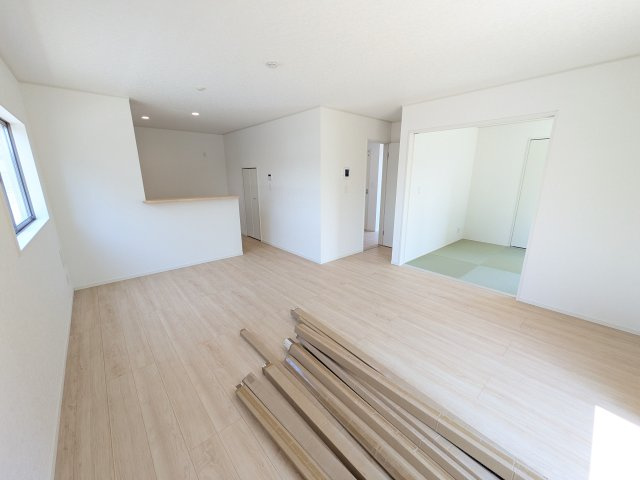 茨城町長岡　第4　新築戸建て　1号棟の居間・リビング|家族の会話が自然と弾む、広々としたゆとりのLDK。南西向きの窓からたっぷりの光が射し込む明るく快適な空間です。