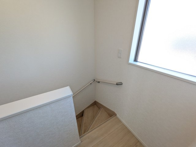 茨城町長岡　第4　新築戸建て　1号棟の内装|窓付きで明るい階段は、手すり付きでお子様からご年配の方まで安心して上り下りができます♪
