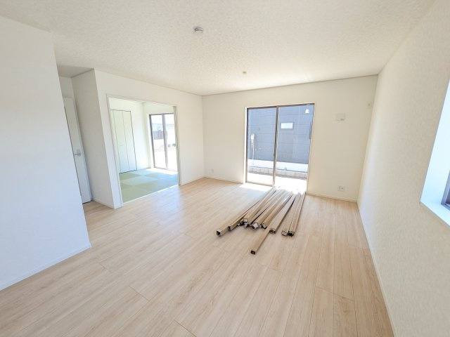 茨城町長岡　第4　新築戸建て　1号棟の居間・リビング|居心地の良いデザインと機能性を両立。ご友人を招いたり、趣味を楽しんだり、様々なシーンで活躍する団らんの中心地です。