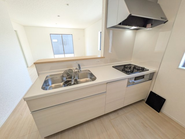 茨城町長岡　第4　新築戸建て　1号棟のキッチン|対面式カウンターでリビングとの一体感を演出。使いやすい動線と豊富な収納で、毎日の料理時間も快適に過ごせます。
