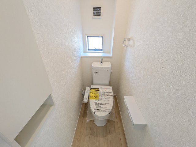 茨城町長岡　第4　新築戸建て　1号棟のトイレ|少ない水でもパワフルに洗浄する節水設計。清潔さと機能性を両立させた、毎日気持ち良く使えるトイレ空間です。