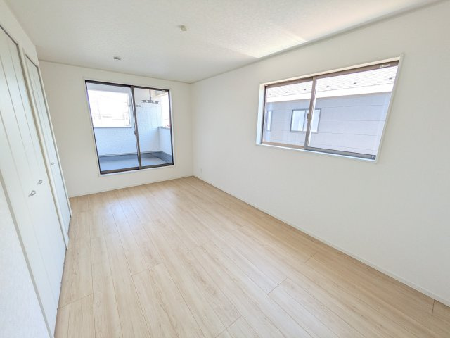 茨城町長岡　第4　新築戸建て　1号棟の洋室|バルコニーに面した明るい２面採光で、毎朝爽やかな光を感じられます。