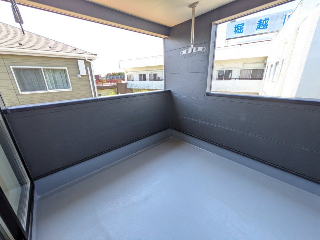 茨城町長岡　第4　新築戸建て　2号棟のバルコニー|人気のインナーバルコニー。室内と一体感があり、雨の日のお子様の遊び場や、ペットの安全な外気浴スペースにも最適です♪