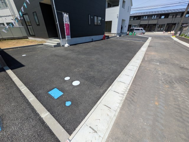 茨城町長岡　第4　新築戸建て　2号棟の駐車場|駐車4台可能で、出し入れしやすいゆとりのカースペース。
月々の駐車場代が不要な点も大きな魅力です。