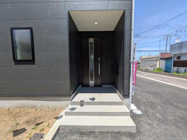 茨城町長岡　第4　新築戸建て　2号棟の玄関|玄関ドアはカードキーで開閉も楽々♪
スマホでの開錠と施錠も可能です！
玄関上部には人感センサー付きのダウンライトがあるので、夜間の帰宅時に自動で点灯してくれます♪
防犯対策面にも一役買ってくれます！
