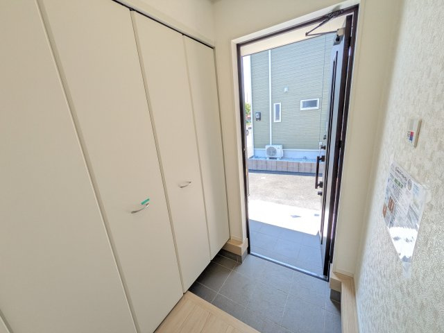 茨城町長岡　第4　新築戸建て　2号棟の玄関|家族全員の靴がスッキリ片付く大容量シューズボックス完備。お客様を気持ちよく迎えられる、明るく清潔感あふれる玄関です。