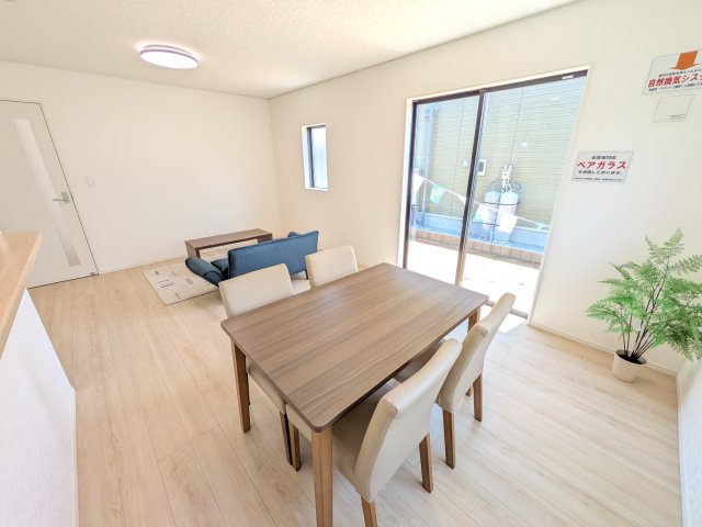 茨城町長岡　第4　新築戸建て　2号棟の居間・リビング|家族の会話が自然と弾む、広々としたゆとりのLDK。南西向きの窓からたっぷりの光が射し込む明るく快適な空間です。