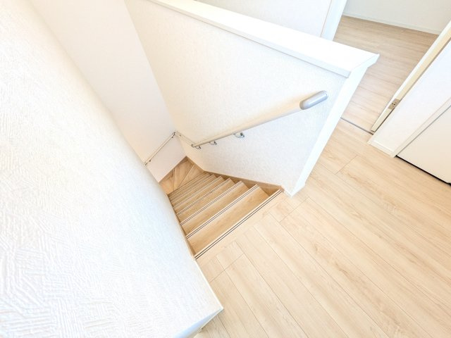 茨城町長岡　第4　新築戸建て　2号棟の内装|窓付きで明るい階段は、手すり付きでお子様からご年配の方まで安心して上り下りができます♪