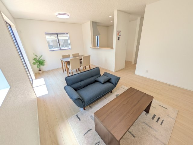 茨城町長岡　第4　新築戸建て　2号棟の居間・リビング|居心地の良いデザインと機能性を両立。ご友人を招いたり、趣味を楽しんだり、様々なシーンで活躍する団らんの中心地です。