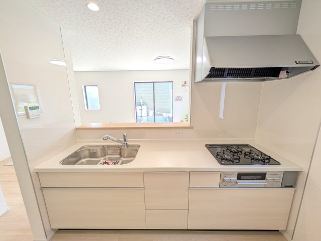 茨城町長岡　第4　新築戸建て　2号棟のキッチン|対面式カウンターでリビングとの一体感を演出。使いやすい動線と豊富な収納で、毎日の料理時間も快適に過ごせます。