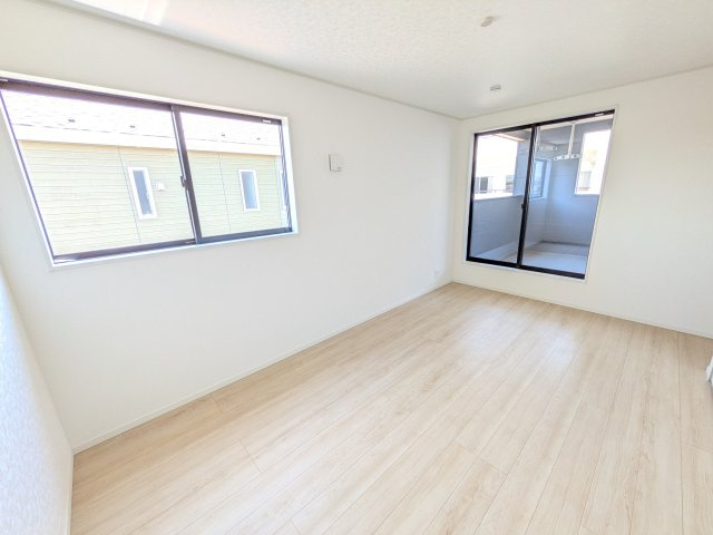 茨城町長岡　第4　新築戸建て　2号棟の洋室|バルコニーに面した明るい２面採光で、毎朝爽やかな光を感じられます。