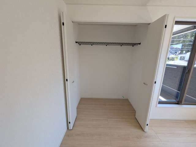 那珂市瓜連　第14　新築戸建て　6号棟の収納|大容量のクローゼットを完備。衣類から季節家電までスッキリ片付き、空間を有効活用できます。