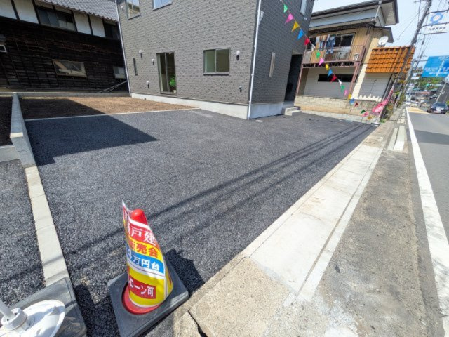 那珂市瓜連　第14　新築戸建て　6号棟の駐車場|駐車4台可能で、出し入れしやすいゆとりのカースペース。
月々の駐車場代が不要な点も大きな魅力です。