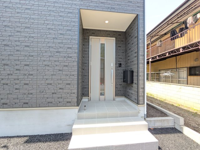 那珂市瓜連　第14　新築戸建て　6号棟の玄関|玄関ドアはカードキーで開閉も楽々♪
スマホでの開錠と施錠も可能です！
玄関上部には人感センサー付きのダウンライトがあるので、夜間の帰宅時に自動で点灯してくれます♪
防犯対策面にも一役買ってくれます！