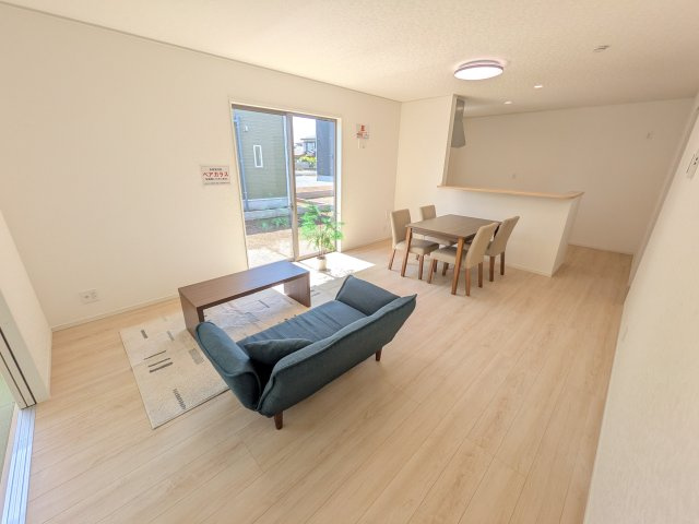 那珂市瓜連　第14　新築戸建て　6号棟の居間・リビング|家族の会話が自然と弾む、広々としたゆとりのLDK。南西向きの窓からたっぷりの光が射し込む明るく快適な空間です。