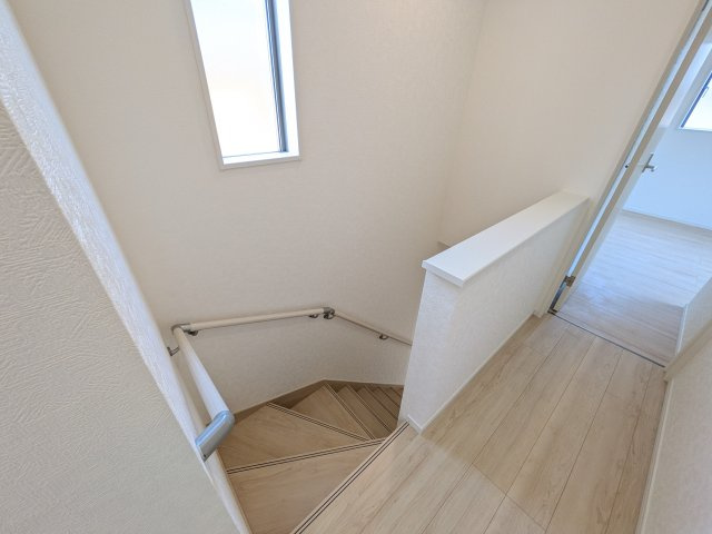 那珂市瓜連　第14　新築戸建て　6号棟の内装|窓付きで明るい階段は、手すり付きでお子様からご年配の方まで安心して上り下りができます♪