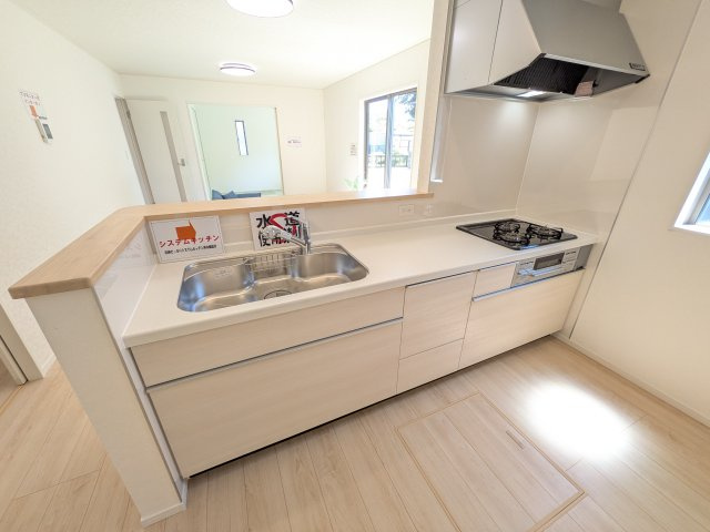 那珂市瓜連　第14　新築戸建て　6号棟のキッチン|対面式カウンターでリビングとの一体感を演出。使いやすい動線と豊富な収納で、毎日の料理時間も快適に過ごせます。