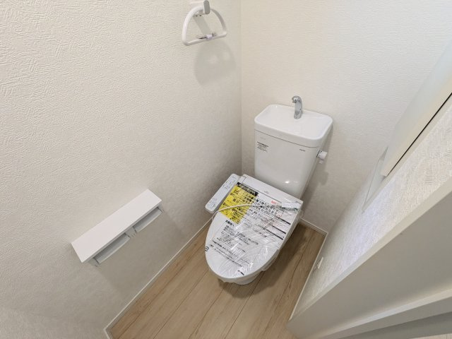 那珂市瓜連　第14　新築戸建て　6号棟のトイレ|少ない水でもパワフルに洗浄する節水設計。清潔さと機能性を両立させた、毎日気持ち良く使えるトイレ空間です。
