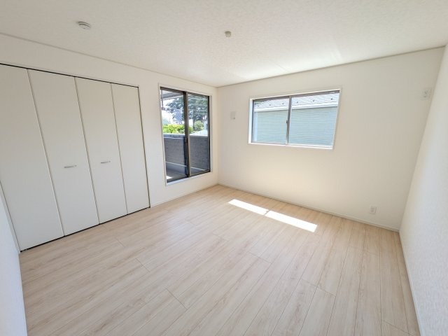 那珂市瓜連　第14　新築戸建て　6号棟の洋室|バルコニーに面した明るい２面採光で、毎朝爽やかな光を感じられます。