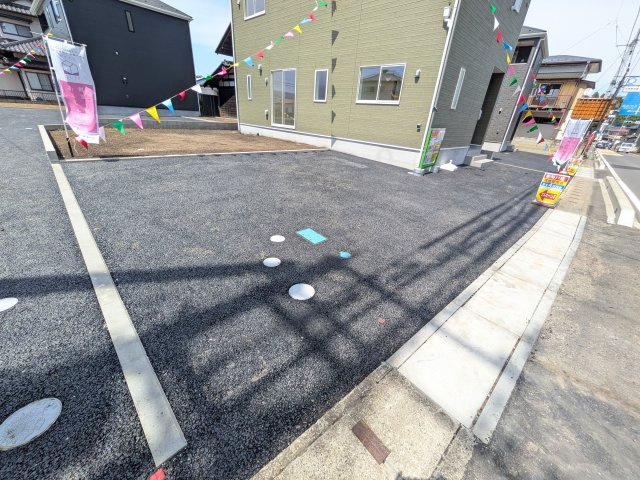 那珂市瓜連　第14　新築戸建て　5号棟の駐車場|駐車2台可能で、出し入れしやすいゆとりのカースペース。
月々の駐車場代が不要な点も大きな魅力です。
