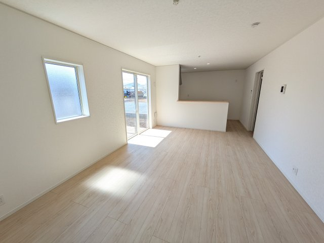 那珂市瓜連　第14　新築戸建て　5号棟の玄関|玄関ドアはカードキーで開閉も楽々♪
スマホでの開錠と施錠も可能です！
玄関上部には人感センサー付きのダウンライトがあるので、夜間の帰宅時に自動で点灯してくれます♪
防犯対策面にも一役買ってくれます！
