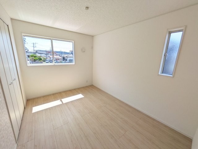 那珂市瓜連　第14　新築戸建て　5号棟の玄関|家族全員の靴がスッキリ片付く大容量シューズボックス完備。お客様を気持ちよく迎えられる、明るく清潔感あふれる玄関です。
