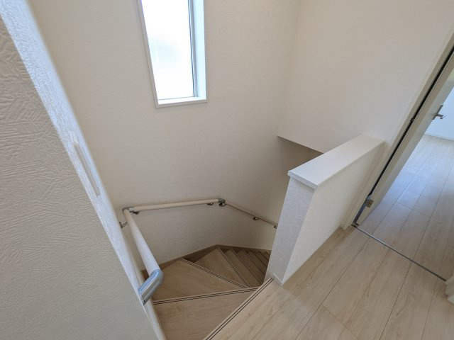 那珂市瓜連　第14　新築戸建て　5号棟の居間・リビング|家族の会話が自然と弾む、広々としたゆとりのLDK。南西向きの窓からたっぷりの光が射し込む明るく快適な空間です。