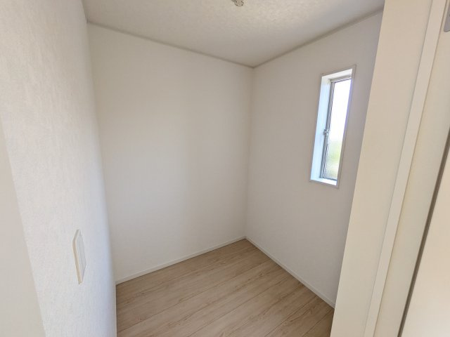 那珂市瓜連　第14　新築戸建て　5号棟の内装|窓付きで明るい階段は、手すり付きでお子様からご年配の方まで安心して上り下りができます♪